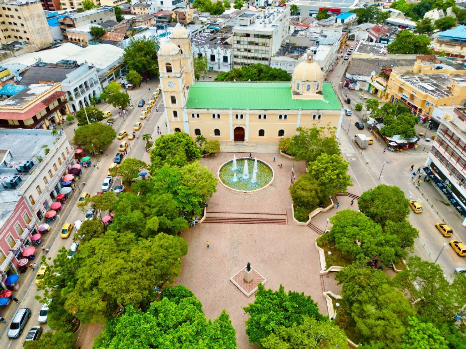 Vista aérea de la catedral y el parque Santander, en el centro de Sincelejo